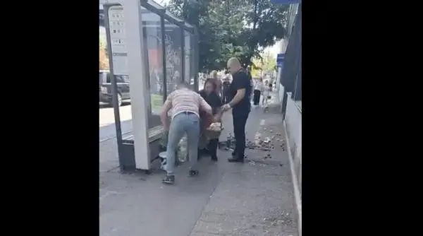 Bunica vinde prune lângă stația de autobuz, iar polițiștii le aruncă marfa în jos — scandalul care a aprins rețelele