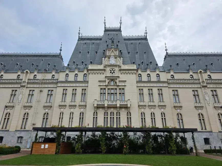CCR a dat undă verde modificărilor Bolojan pentru educație