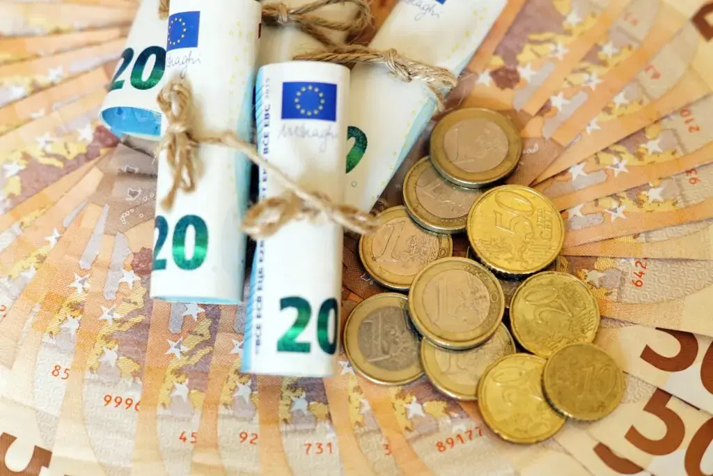 Comoară neașteptată în Bologna: Dulapul cu 86.000 de euro, un mister italian