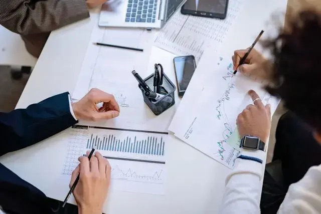Cum se transferă profitul în cadrul unui holding și ce avantaje fiscale aduce