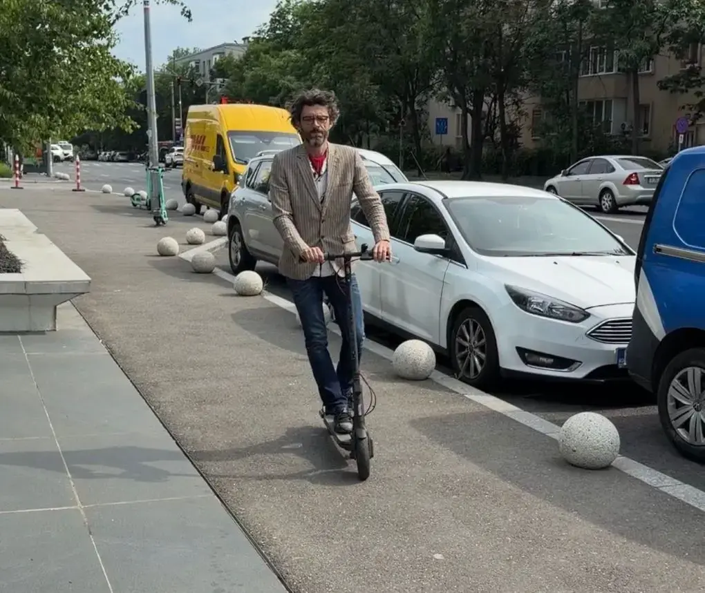 De ce am renunțat la mașină pentru o trotinetă electrică în traficul din București