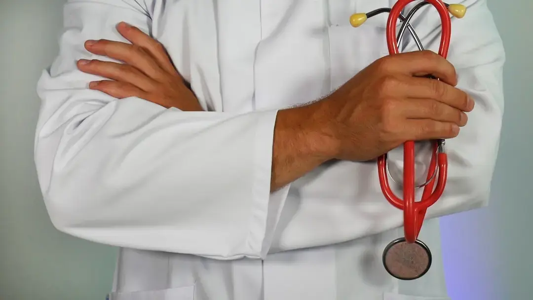 Doi medici, trimiși în judecată pentru abuz în serviciu și luare de mită