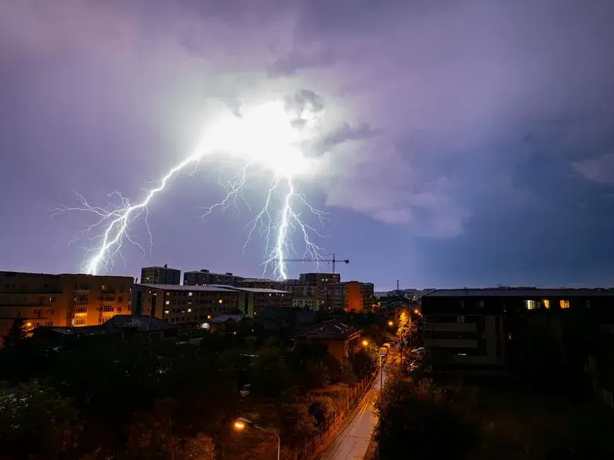 Furtuni puternice lovesc România: Avertizări de Cod Galben și Portocaliu