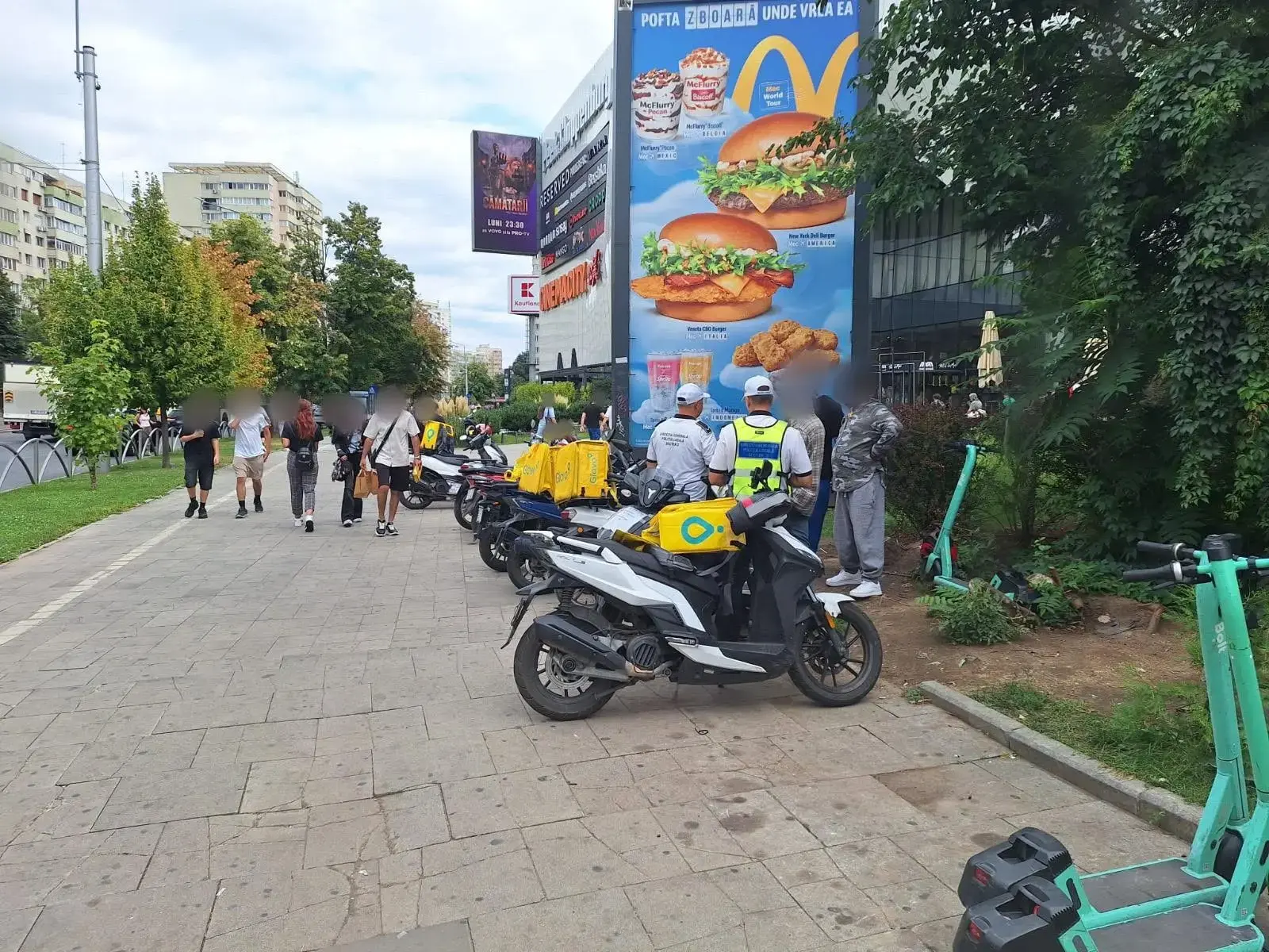 Poliția Locală S2 începe curățarea trotuarului de lângă Mega Mall de parcarea improvizată a scuterelor
