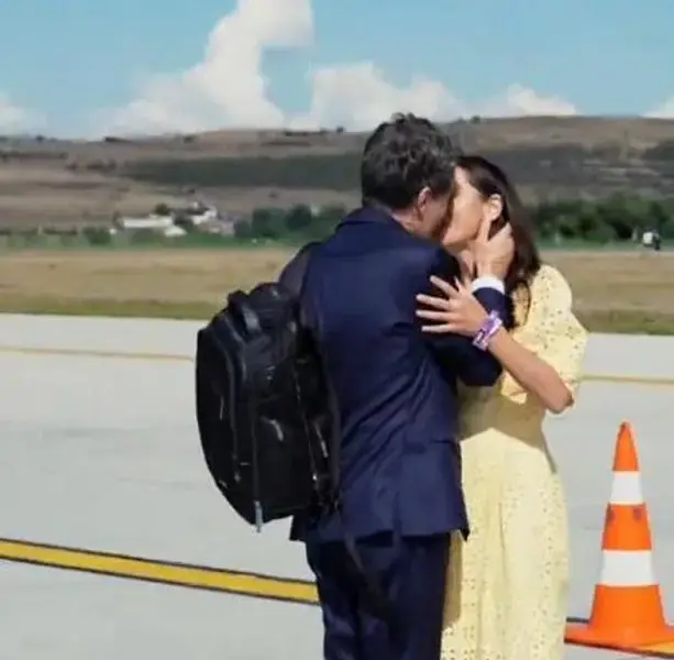 Nicușor Dan și Mirabela Grădinaru, moment intim pe pista aeroportului