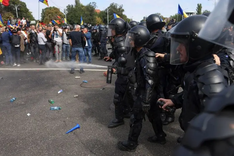 Zeci de percheziții în Capitală și 15 județe pentru incidentele de la Piața Victoriei