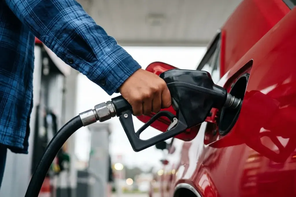 Prețul benzinei depășește 100 de euro în UE, iar motorina ar putea crește până în octombrie