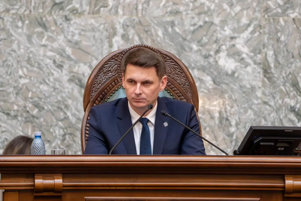 Abrudean rămâne șeful Senatului, deși PNL a ordonat retragerea din posturi