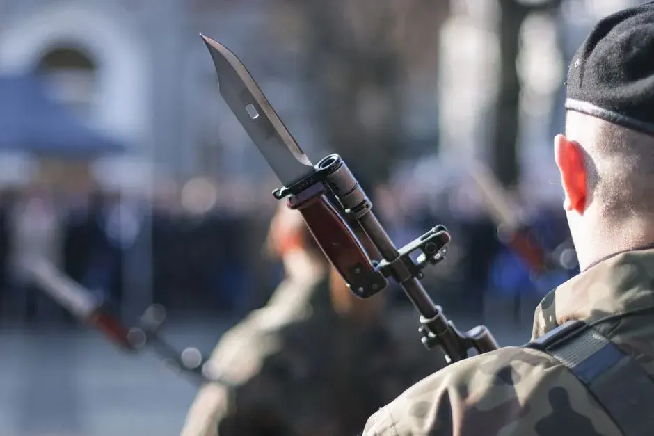 Agent de poliție atacat cu cuțitul, intervenția rapidă salvează situația