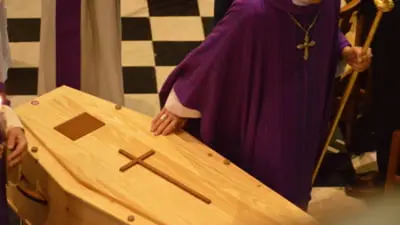 Angajat funerar a furat inelul unui preot decedat și l-a vândut pentru droguri