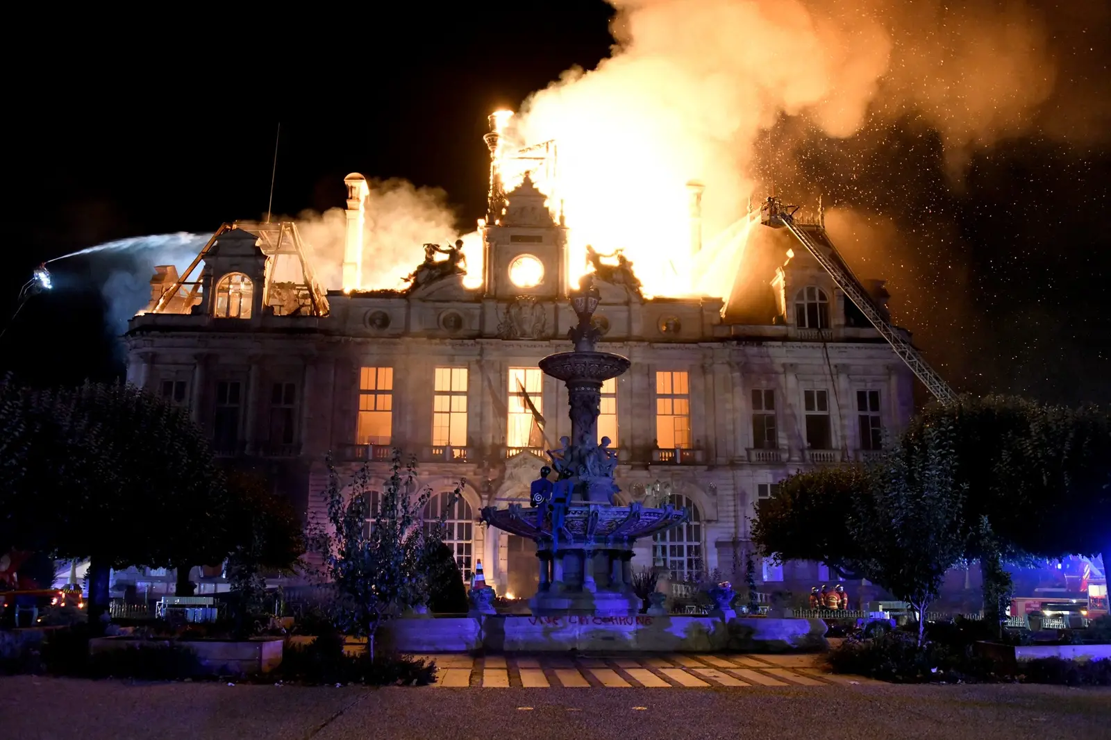 Barbarie în Limoges: protestatari au incendiat sediul primăriei istoric