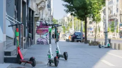 București interzice minorilor sub 18 ani să închirieze trotinete electrice