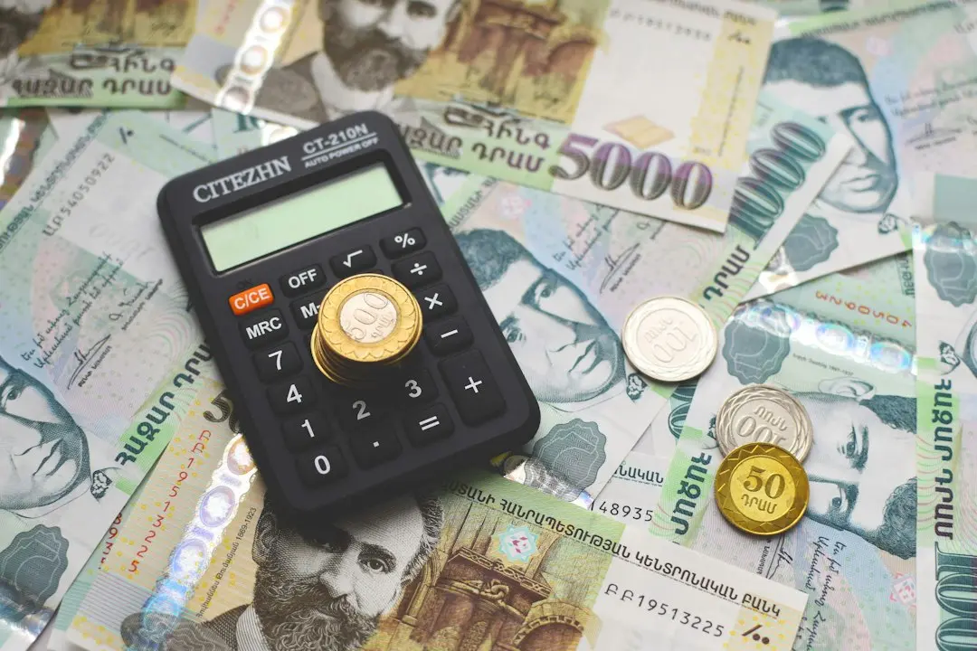 CALCULE Cu cât trebuie să crească pensiile în 2027 și de unde face rost de bani guvernul? Ce spune legea pensiilor