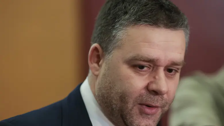 Vreau guvernul nou, dar nu cu stângul