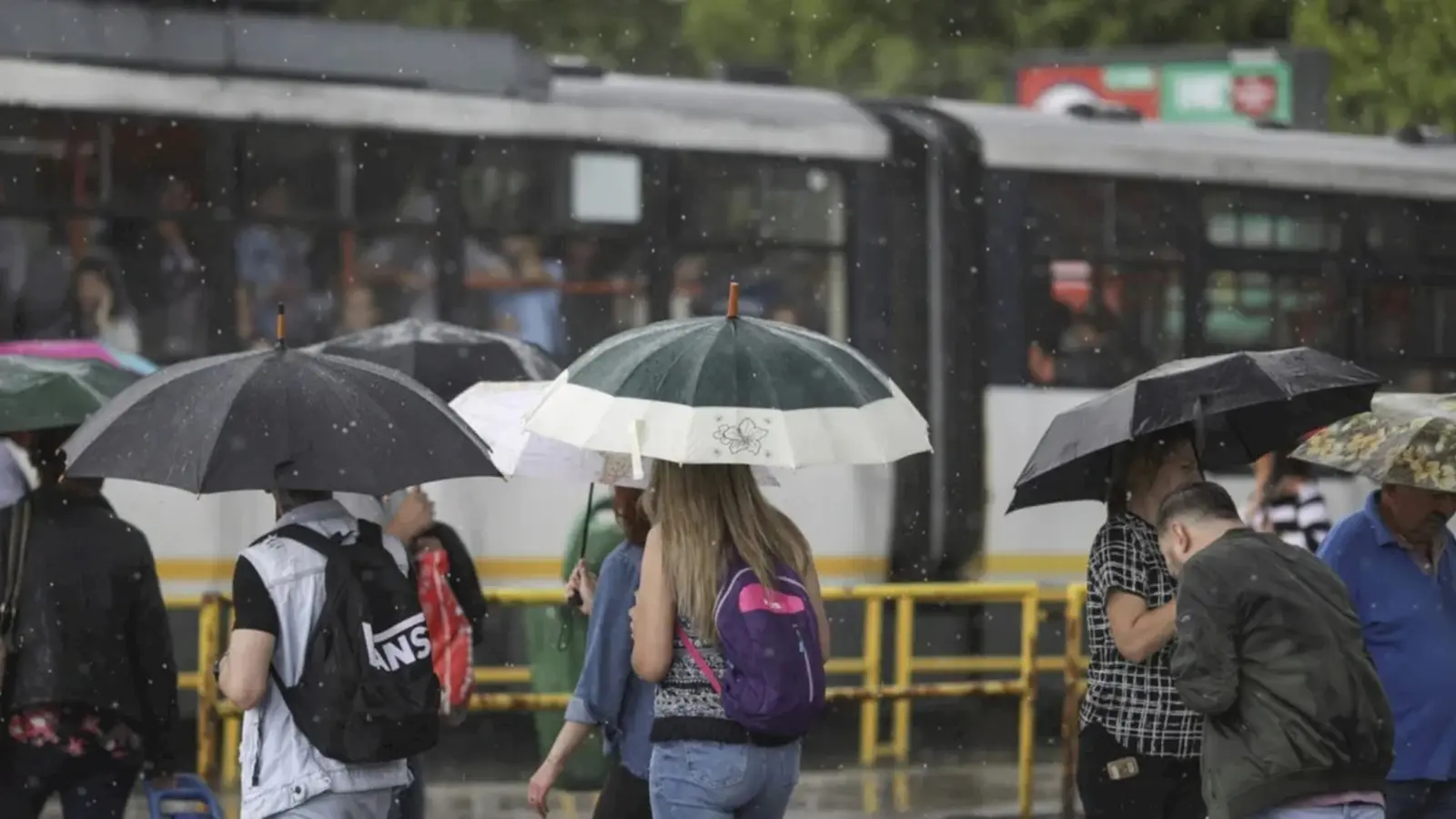 Cod galben de ploi și temperaturi de toamnă târzie în Capitală și în țară!