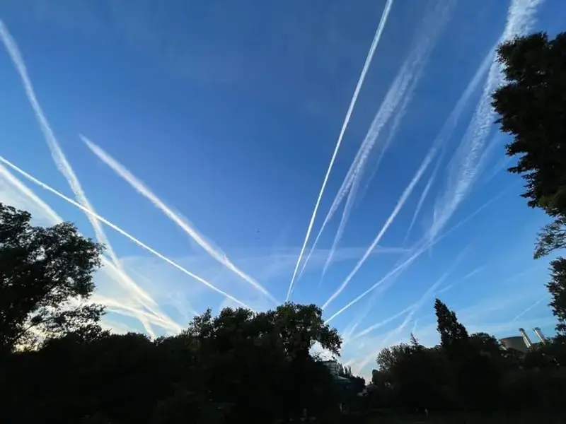 Dârele albe lăsate de avioane pe cerul Bucureștiului: Ce sunt și ce legătură au cu clima