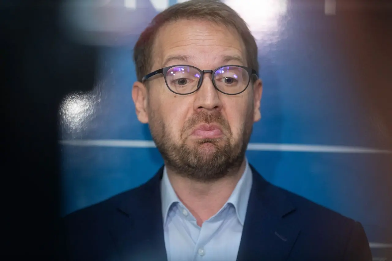 Dominic Fritz acuză pe AUR că a ajutat PSD să treacă miniștrii pe bandă rulantă