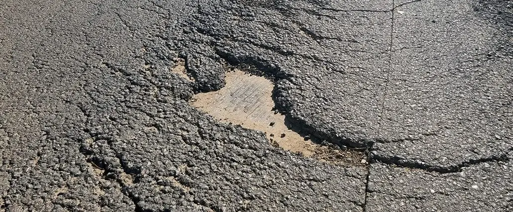 Drumurile județene din Timiș se distrug din cauza camioanelor pentru autostradă