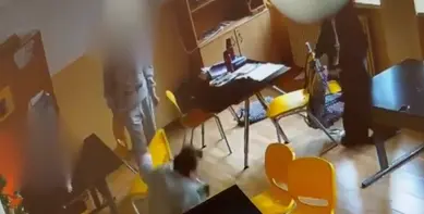 Elevă de 14 ani trimisă în judecată după ce a lovit o profesoară în București