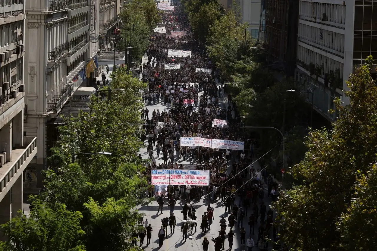Grecia în plină revoltă: 10.000 de oameni pe stradă, cerând salarii mai mari și educație publică