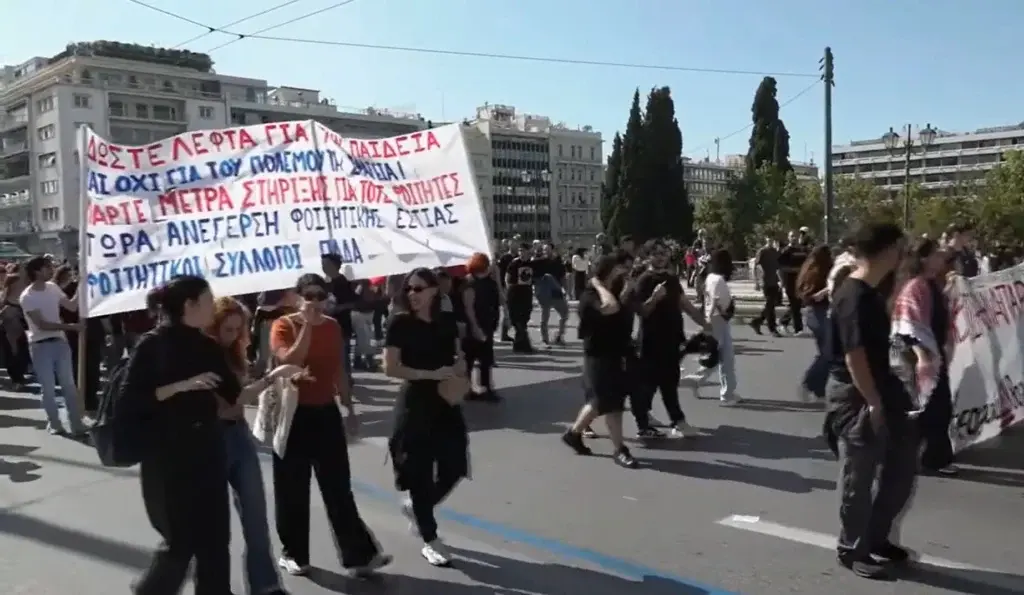 Grecia în plină revoltă: 10.000 de oameni în stradă, cereri de salarii mai mari și școli renovate