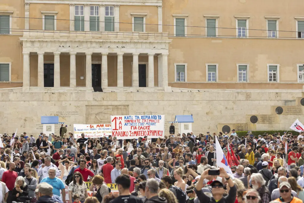 Grecia, vecina României, e paralizată de proteste masive împotriva scumpirilor