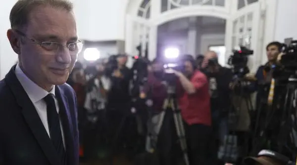 Premierul Niculescu prezintă programul de guvernare și lista cabinetului în Parlament