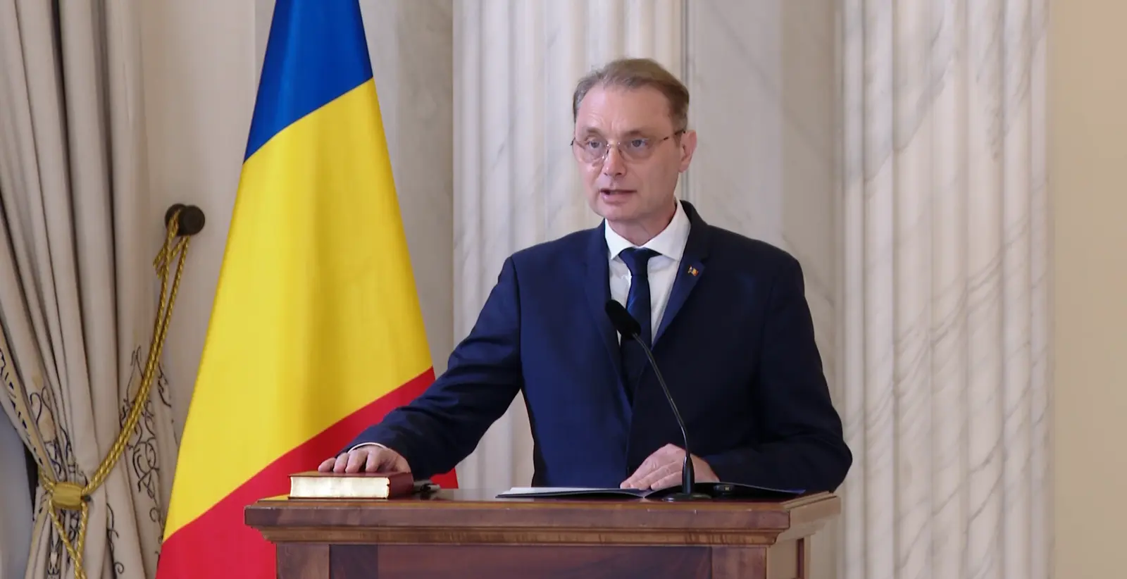Luca Niculescu și miniștrii săi au depus jurământul în fața Parlamentului