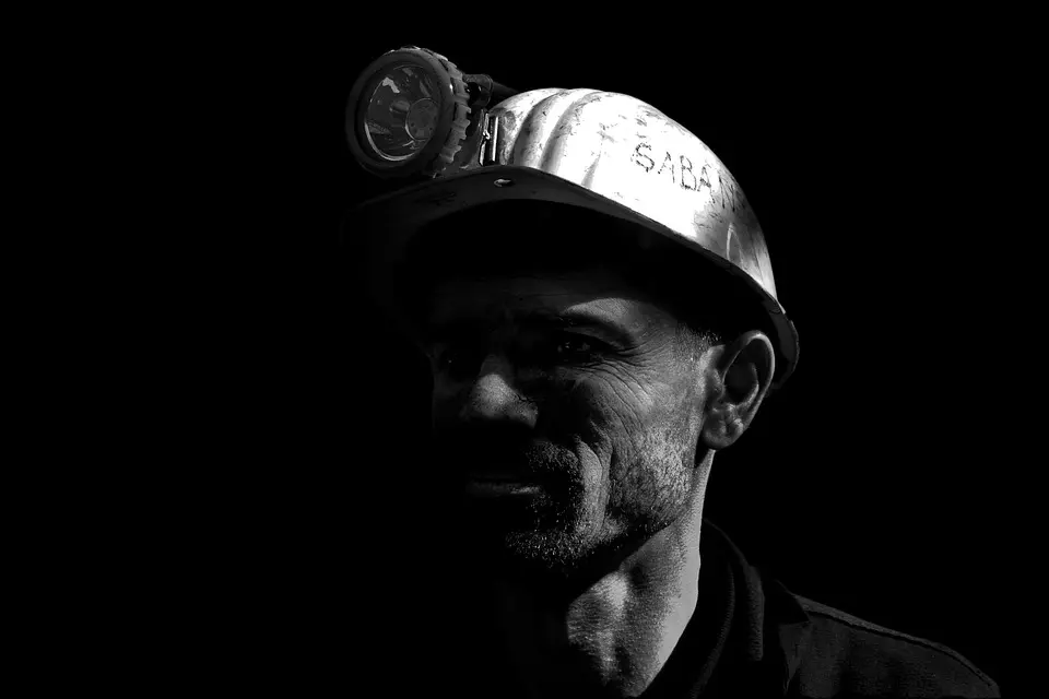 Peste 90 de mineri blocați în subteranul Minei Vulcan, doi internați la spital