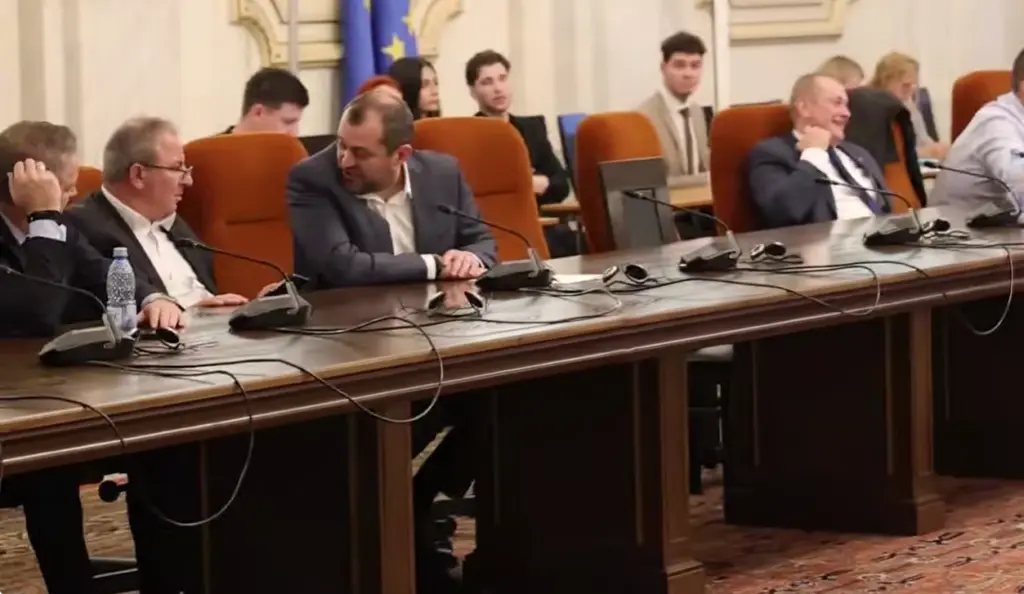 Ministrul Costinel-Bogdan Dumitru așteptat jumătate de oră de comisiile parlamentare