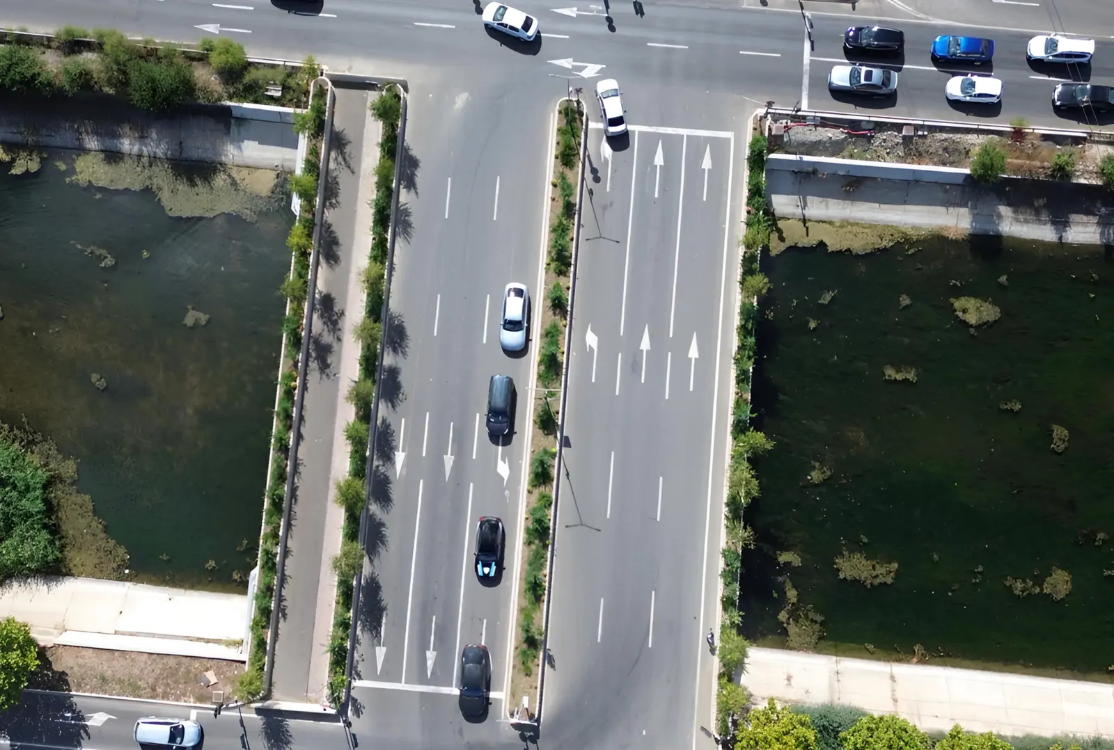 Negoiță se laudă cu podul de la Lunca Priporului, bucureștenii îl acuză de trotuare blocate