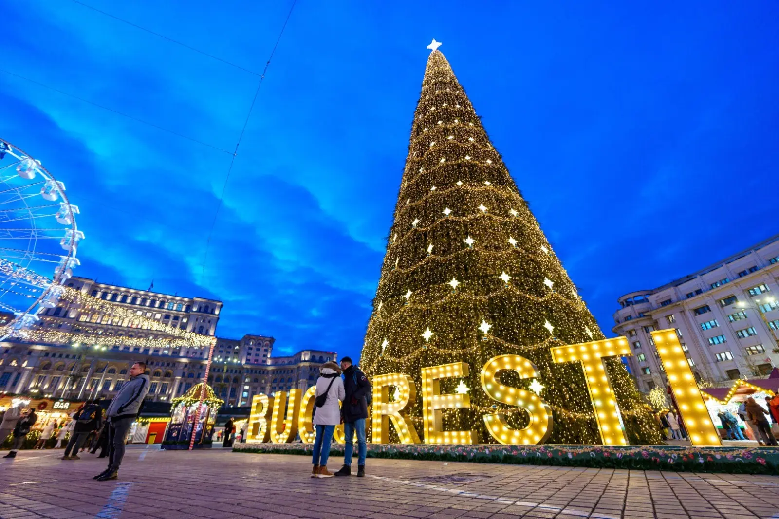 Piața Constituției intră în febra sărbătorilor: începe montarea Bucharest Christmas Market