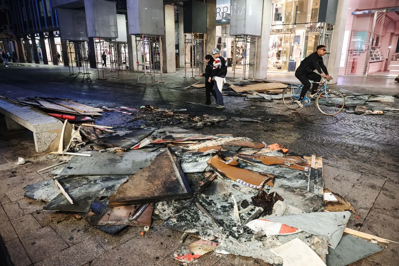 Poliția italiană folosește gaze lacrimogene după atacurile protestatarilor