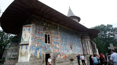 Un preot român din Italia a dus 13 italieni în „țara badantelor