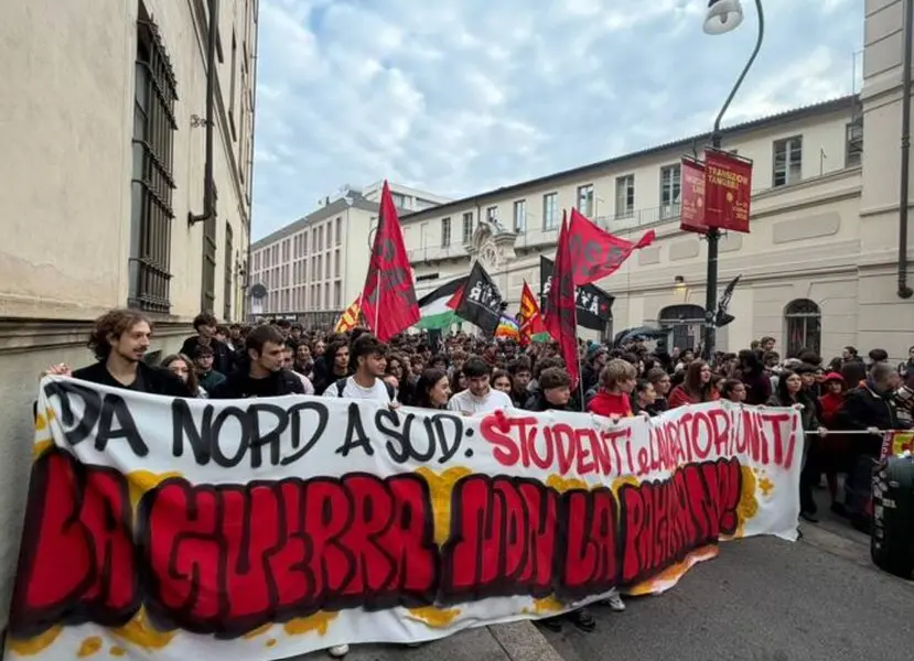 Zeci de mii de italieni protestează în mai multe orașe împotriva guvernului
