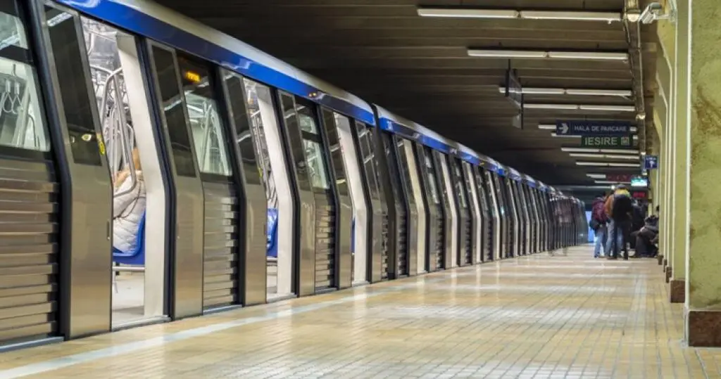 Tânăr de 19 ani, prins între tren și peron la metrou. Momente de panică la Constantin Brâncoveanu