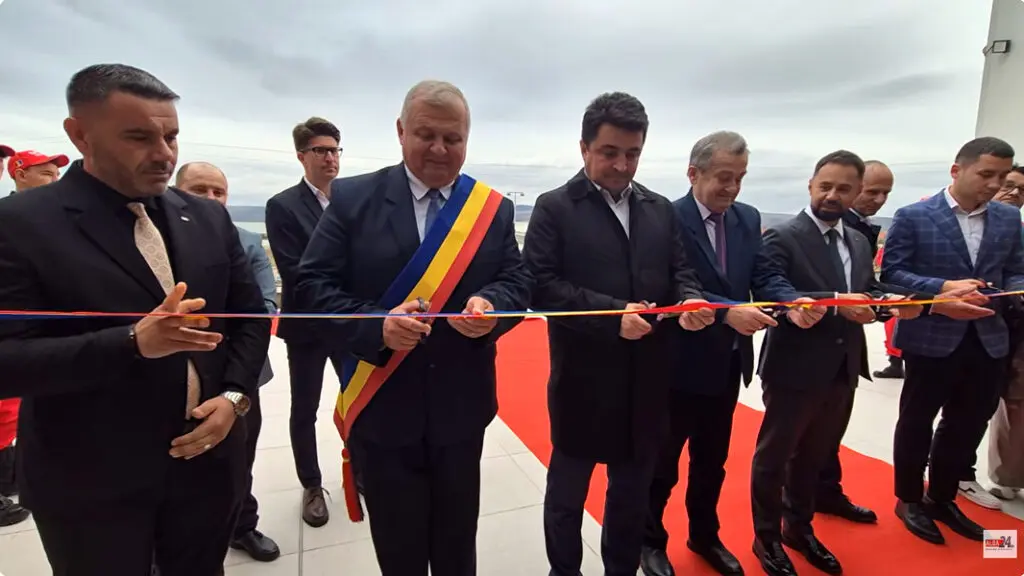 Cinci foarfeci, șapte oficiali și o panglică tăiată cu degetele