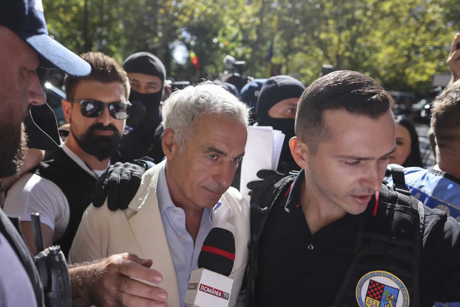 Tribunalul București a decis arestul domiciliu pentru Călin Georgescu, dar el nu va fi eliberat imediat.