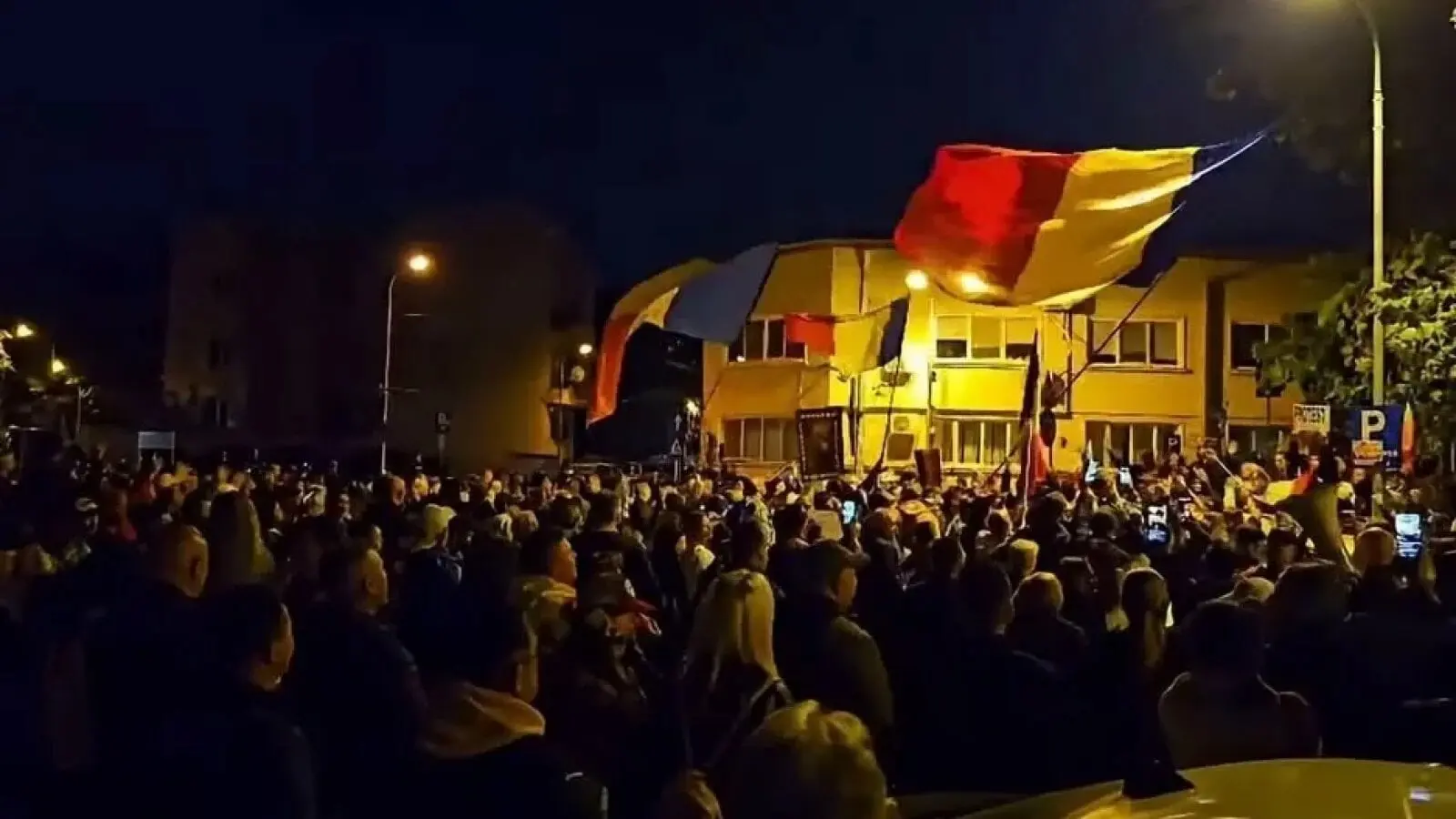 VIDEO: 11-a noapte la Arestul Central, sute de susținători la mitingul lui Georgescu