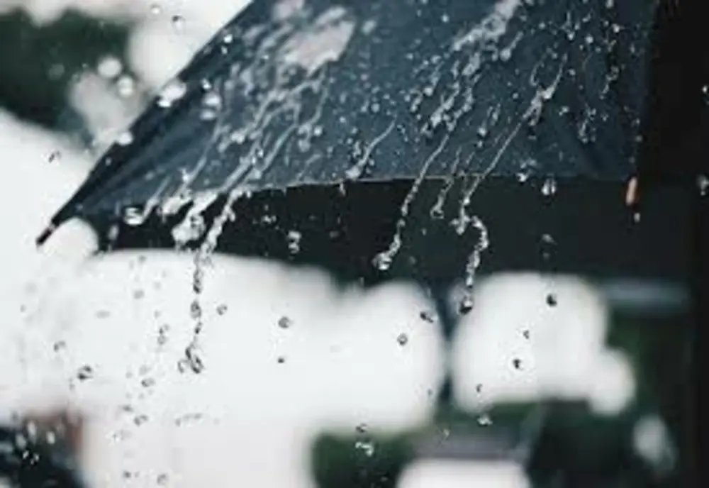 Vremea o ia razna: furtuni, ploi torențiale și primii fulgi de zăpadă la munte!